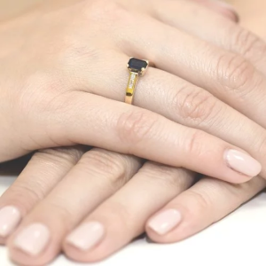 Pierścionek z białego złota z Szafirem 0,60ct. i Diamentami próby 585. W-0078SZAB